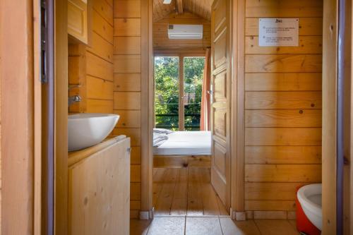 Kúpeľňa v ubytovaní Zeus-Village οικισμός φινλανδικών chalet με πισίνες & γυμναστήριο