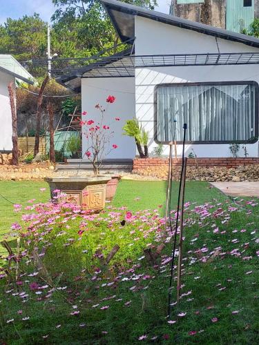 Ein Garten an der Unterkunft Homestay Hơ Đơng