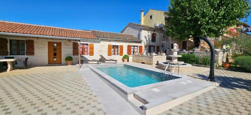 Apartments Vesna & Mario with pool