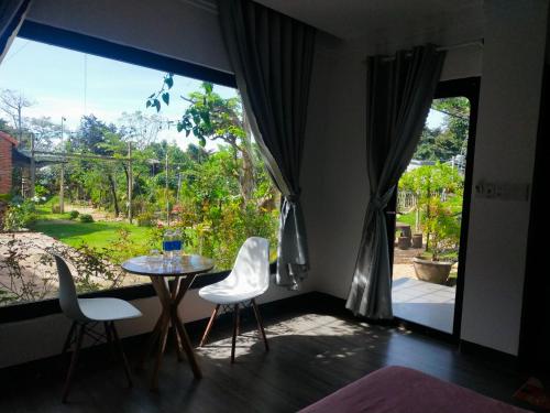Ein Garten an der Unterkunft Homestay Hơ Đơng