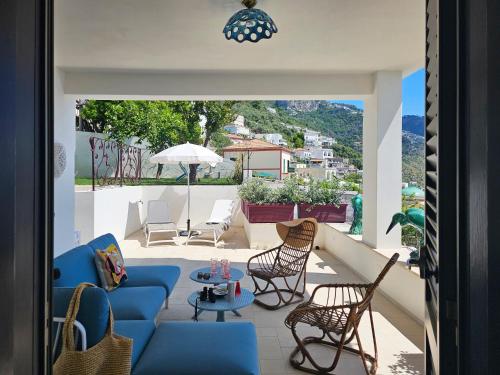 Cảnh núi rừng hoặc tầm nhìn ra núi từ nhà nghỉ dưỡng