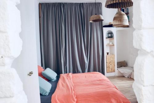 een slaapkamer met een bed voor een raam bij Casa Cabanel in Montpellier