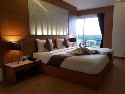 pokój hotelowy z dużym łóżkiem i oknem w obiekcie The Vista Hotel By Satit Group w mieście Ban Khlong Phruan