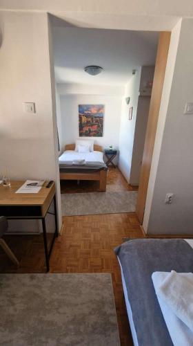 Ένα ή περισσότερα κρεβάτια σε δωμάτιο στο Olimpus Apartmani BD Banjaluka