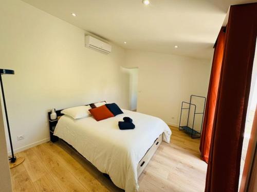 une chambre avec un grand lit blanc et du parquet dans l'établissement Le Patio - Maison avec Jardin - WIFI, à Bègles