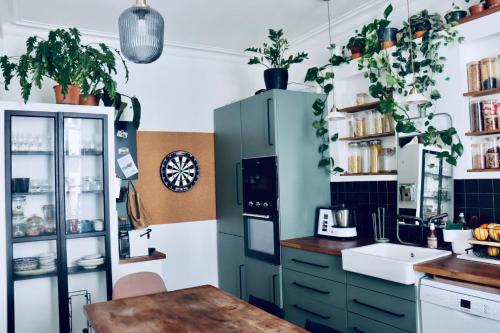 een keuken met blauwe kasten en een groene koelkast bij Casa Cabanel in Montpellier