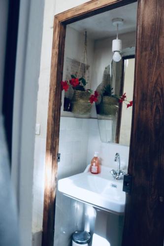 une salle de bain avec un lavabo et un miroir dans l'établissement Casa Cabanel, à Montpellier