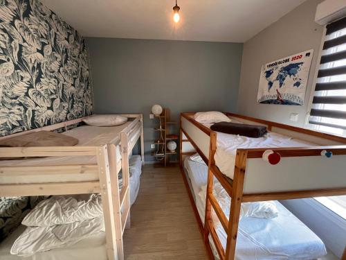 Bunk bed o mga bunk bed sa kuwarto sa Maison Les Sables-d'Olonne, 4 pièces, 8 personnes - FR-1-197-566