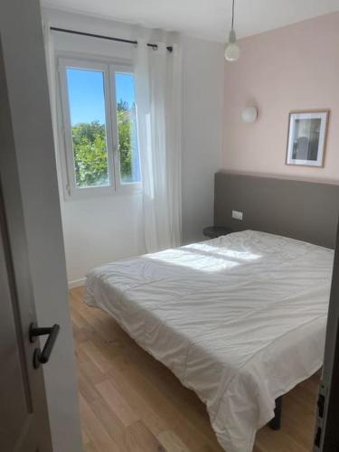 une chambre blanche avec un lit et une fenêtre dans l'établissement Chez Georges - Maison 6 - Les gîtes du Verdon, à Esparron-de-Verdon