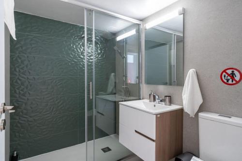 Koupelna v ubytování Cloudwalk 1- Bedroom Apartment in Larnaca