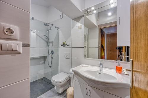 Ένα μπάνιο στο Apartments Brioni Colors