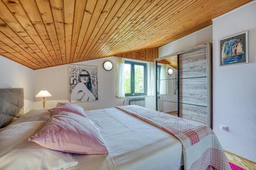 Ένα ή περισσότερα κρεβάτια σε δωμάτιο στο Apartments Brioni Colors