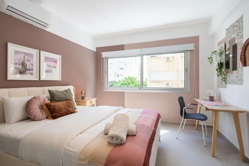 Postel nebo postele na pokoji v ubytování Cloudwalk 1- Bedroom Apartment in Larnaca