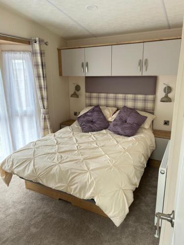 מיטה או מיטות בחדר ב-Kingfisher Lodge