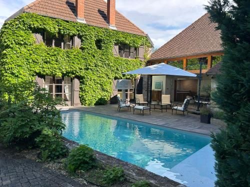 une piscine devant une maison dans l'établissement Maison coup de cœur, à Fauverney