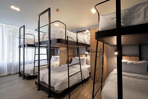 Двухъярусная кровать или двухъярусные кровати в номере Simply Sleep Hostel