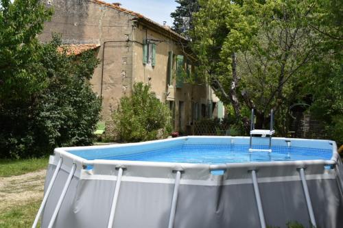 - un trampoline dans une cour à côté d'un bâtiment dans l'établissement Gîte Rural 