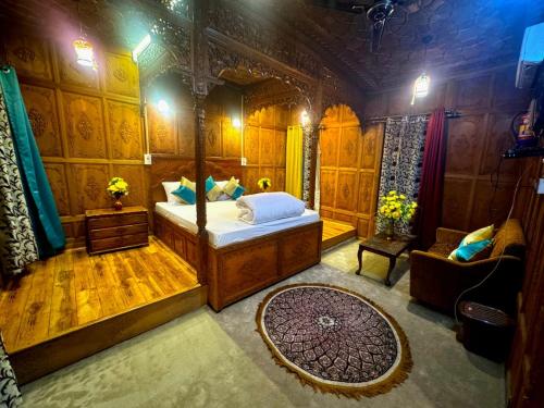 una camera con un letto e una sedia di SoloSync - Hostel on the Boat a Srinagar
