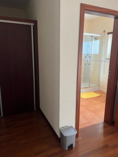 um quarto vazio com uma porta e um espelho em Casa Rosa em Calvão