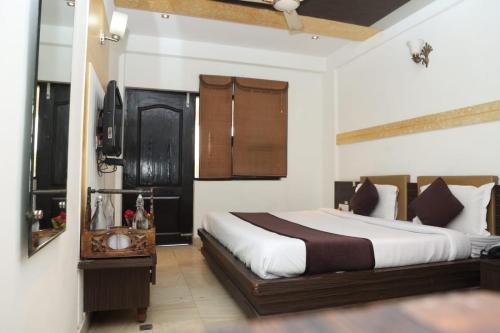 a bedroom with a large bed in a room at Hotel Panna Paradise in Agra
