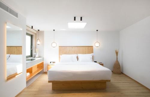 Postel nebo postele na pokoji v ubytování Endogeios Luxury Villas