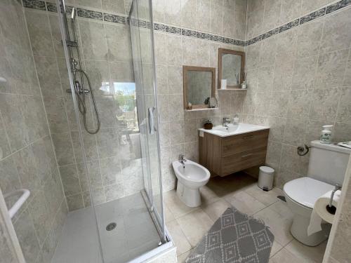 une salle de bain avec une douche, des toilettes et un lavabo dans l'établissement Les jardins de Gabriel, à Bergerac