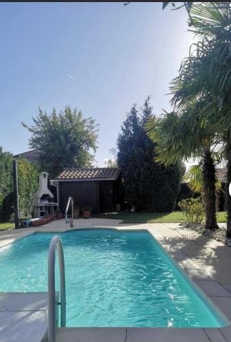 une piscine devant une maison dans l'établissement Les jardins de Gabriel, à Bergerac