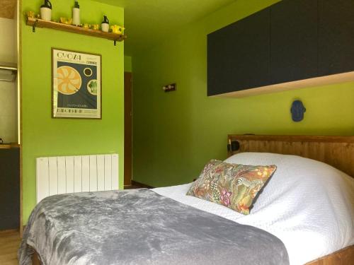 a bedroom with green walls and a bed with a pillow at Casa Bauxells in Sahorre