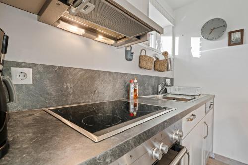 een keuken met een wastafel en een aanrecht bij Residence Alpin Kaprun - Top 6 by Four Seasons Apartments in Kaprun