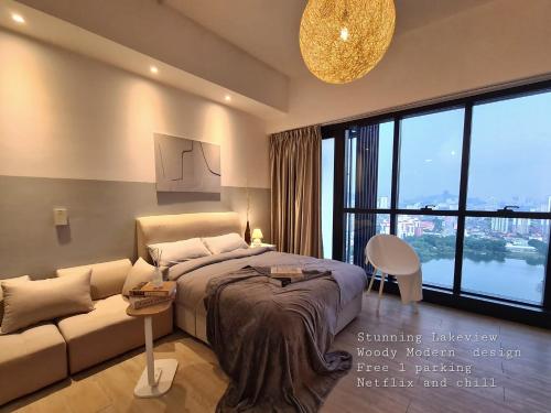 ein Schlafzimmer mit einem Bett und einem Sofa in der Unterkunft M city service suite KLCC in Kuala Lumpur