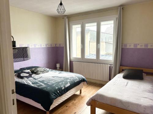 une chambre avec un lit et une fenêtre dans l'établissement Maison proche centre ville Charleville-Mézières, à Charleville-Mézières