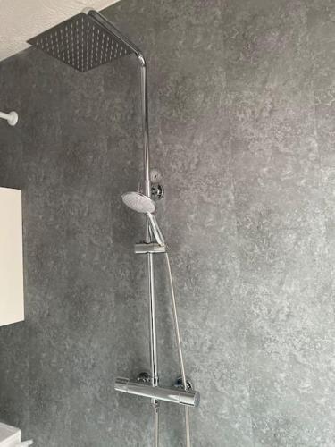 eine Dusche mit Duschkopf in einem Badezimmer in der Unterkunft Spacious 2 Bedroom Flat in Leven, Fife, Near St. Andrews in Fife