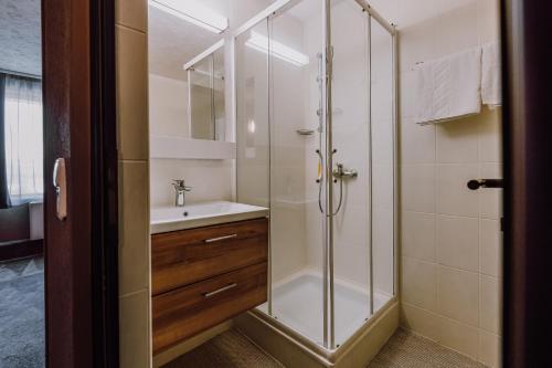 a bathroom with a shower and a sink at HOTEL CIAO in Târgu-Mureş