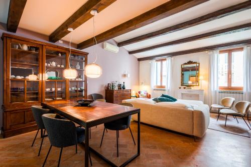 una sala de estar con una mesa y un sofá en Mori Canal View, en Venecia