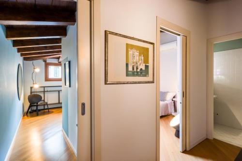 Un pasillo con una puerta que conduce a un dormitorio. en Mori Canal View, en Venecia