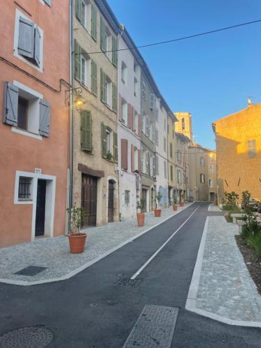an empty street in an alley with buildings at Appartement centre ville en RDC in Lorgues