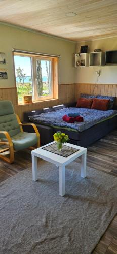 ein Schlafzimmer mit einem Bett, einem Tisch und einer Couch in der Unterkunft Trammi Maja in Rannaküla