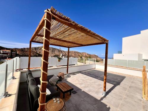 莫甘的住宿－Escape to paradise luxury Poolvilla with ocieanview near Amadores，从带凉棚的房屋屋顶上欣赏美景
