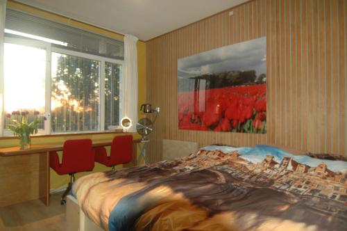 een slaapkamer met een bed, een bureau en een raam bij Bed and Breakfast Tulip Gallery in Amsterdam