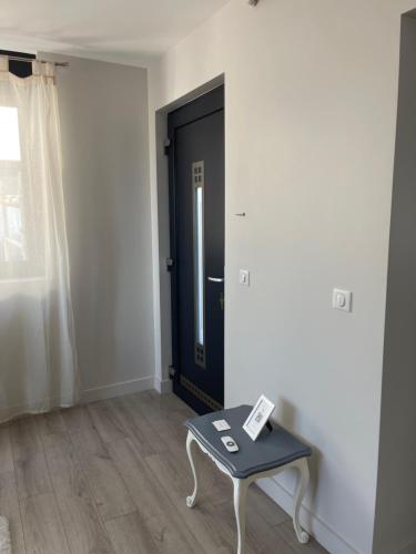 a room with a table in front of a door at Apartment 1 confort&modern in Arad