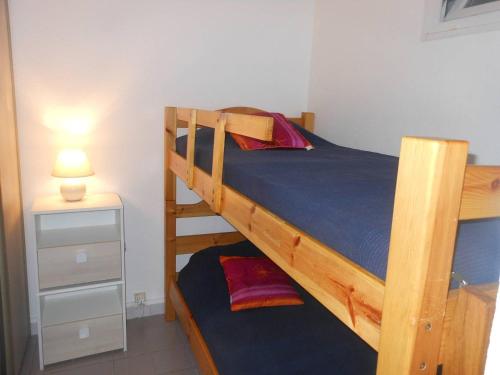- une chambre avec des lits superposés et une table de nuit dans l'établissement APPT 3 PIECES 37m2 ET TERRASSE 11m2 REF 4055, à Le Castellas