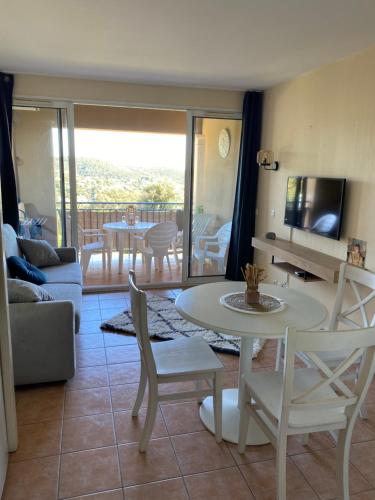 un salon avec un canapé, une table et des chaises dans l'établissement Atricadix, à La Garonnette-Plage