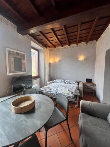 een kamer met een bed, een tafel en stoelen bij Trastevere al Leopardo in Rome