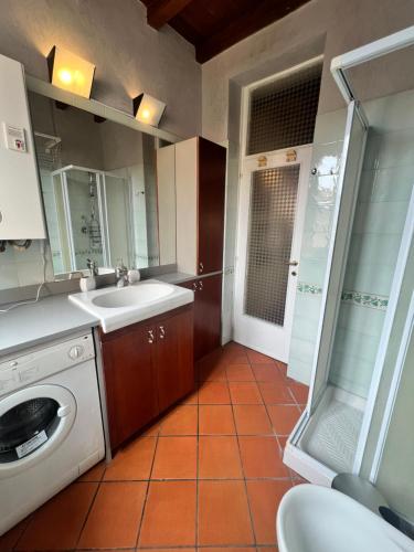 een badkamer met wastafel en wasmachine bij Trastevere al Leopardo in Rome