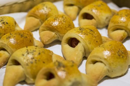 Un grupo de bollos con un perrito caliente dentro. en Gamboa Rio Hotel, en Río de Janeiro