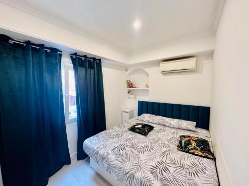 - une chambre avec un lit doté de rideaux bleus dans l'établissement Piso Lorena 170m playa Wifi aire, à Puerto de Sagunto