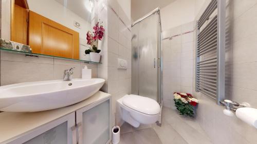 FLORENCE TRAMWAY APARTMENT by Florence Sweet Homes