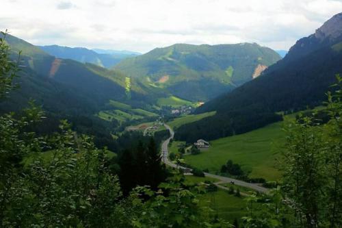 a view of a mountain valley with a winding road at Charmante Ferienwohnung in Vordernberg - Alpenidylle pur in Vordernberg