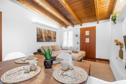 uma sala de estar com uma mesa e um sofá em TAR5 -20 minutes from DUOMO- Design-Elegant em Milão