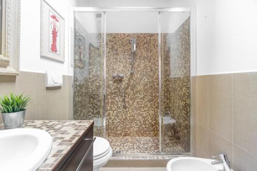 La salle de bains est pourvue d'une douche, de toilettes et d'un lavabo. dans l'établissement TAR5 -20 minutes from DUOMO- Design-Elegant, à Milan